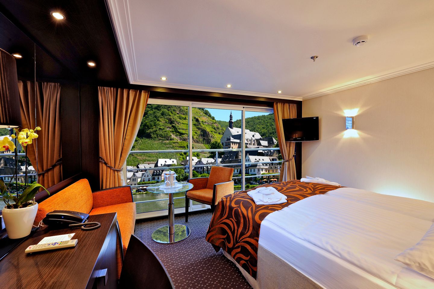 Avalon-Ship-Gallery-VISIONARY-Panorama-Suite.jpg