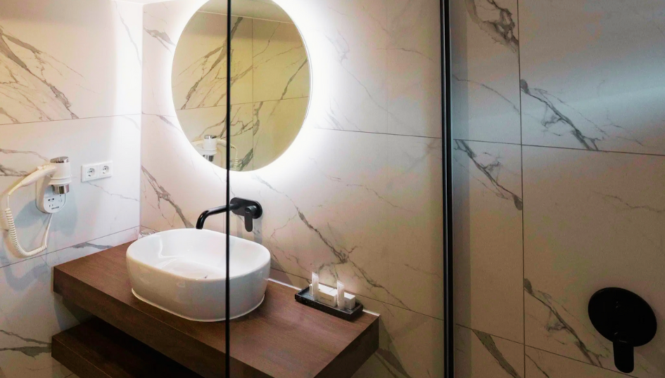 Kayla & Anthony (945 x 538 px) (2).png