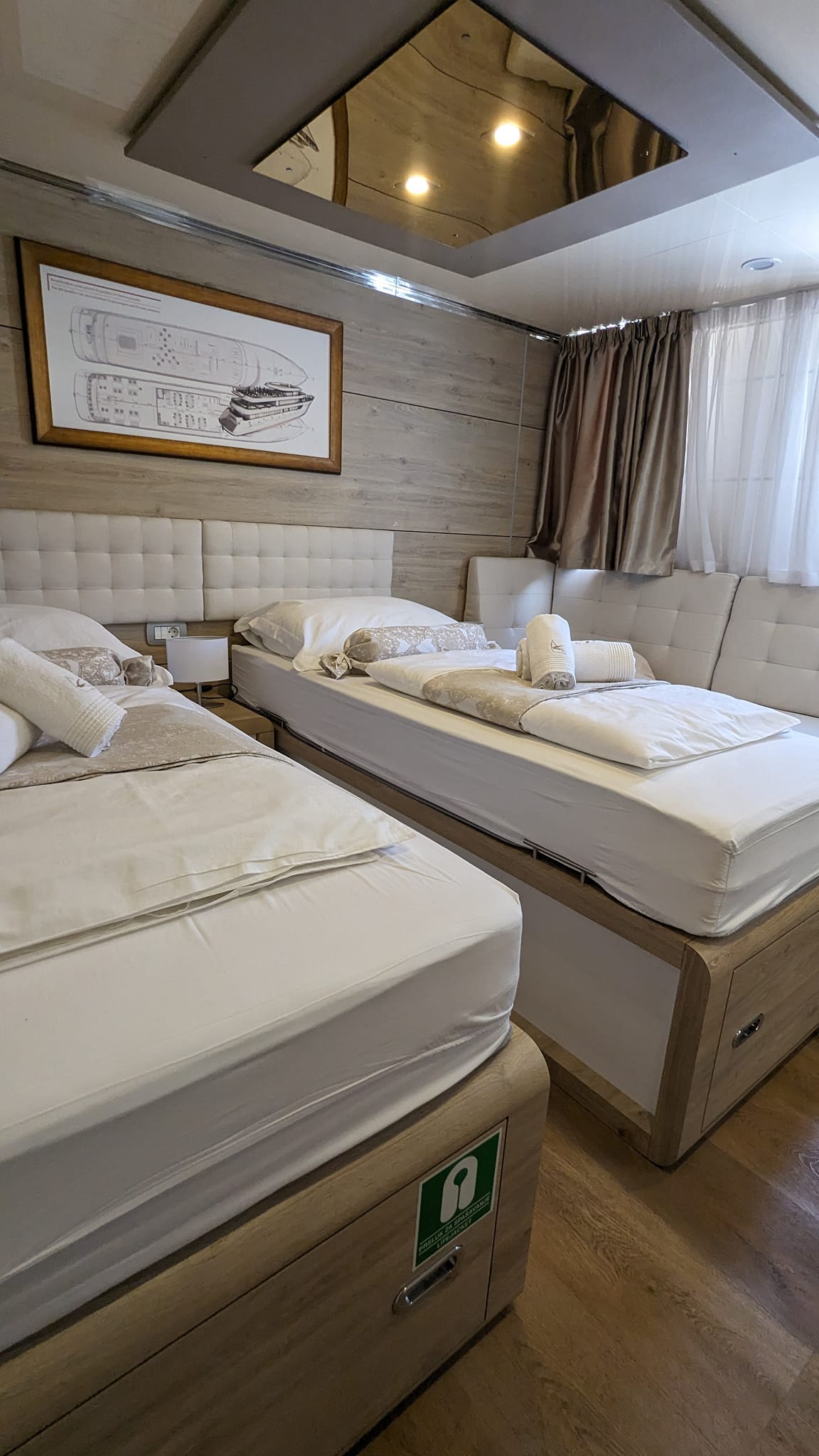 Beds can be together or separated