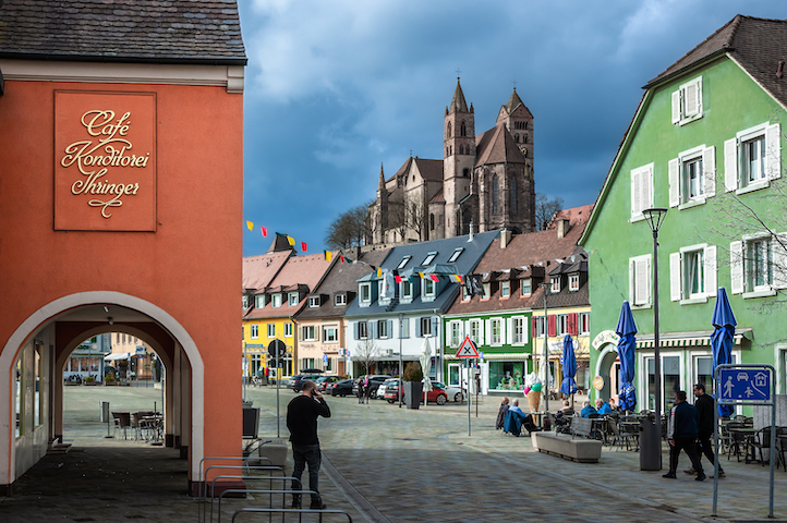 https://cdn.tern.travel/rails/active_storage/blobs/proxy/eyJfcmFpbHMiOnsibWVzc2FnZSI6IkJBaHBBOElLZXc9PSIsImV4cCI6bnVsbCwicHVyIjoiYmxvYl9pZCJ9fQ==--aaffedaecab1ec9607dc1ca5f0d4928ad5038454/Breisach-Germany-ESS250601.jpg