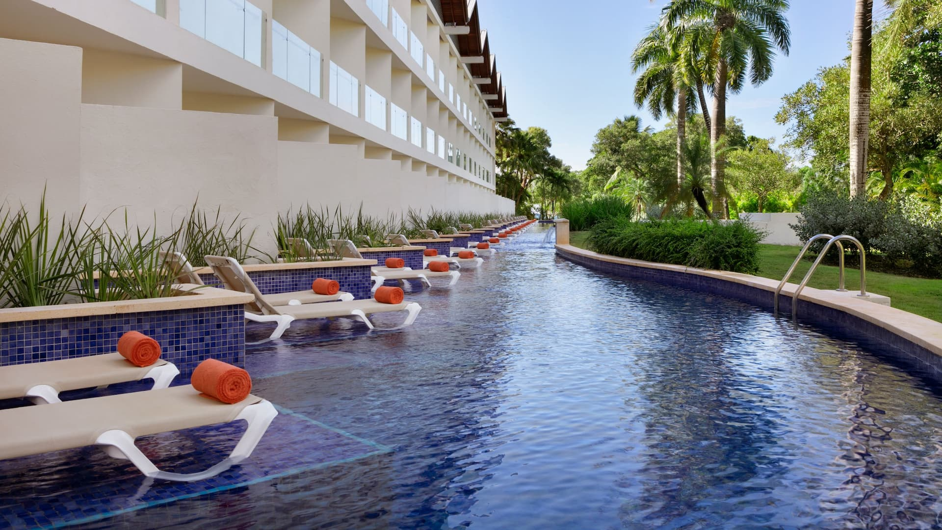 DRELR-P0052-Swim-Out-King-Living.png