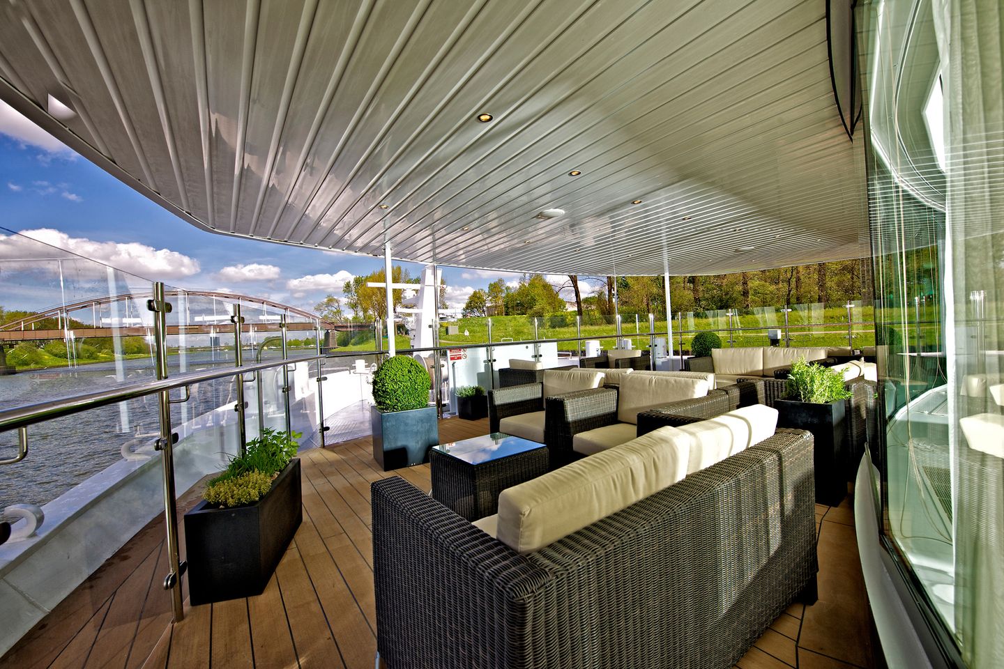 Avalon-Ship-Gallery-SUITE-SHIP-Observation-Lounge.jpg