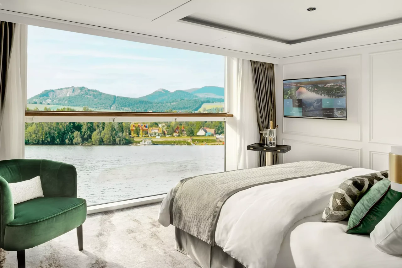 King size bed faces Panoramic Balcony-Window