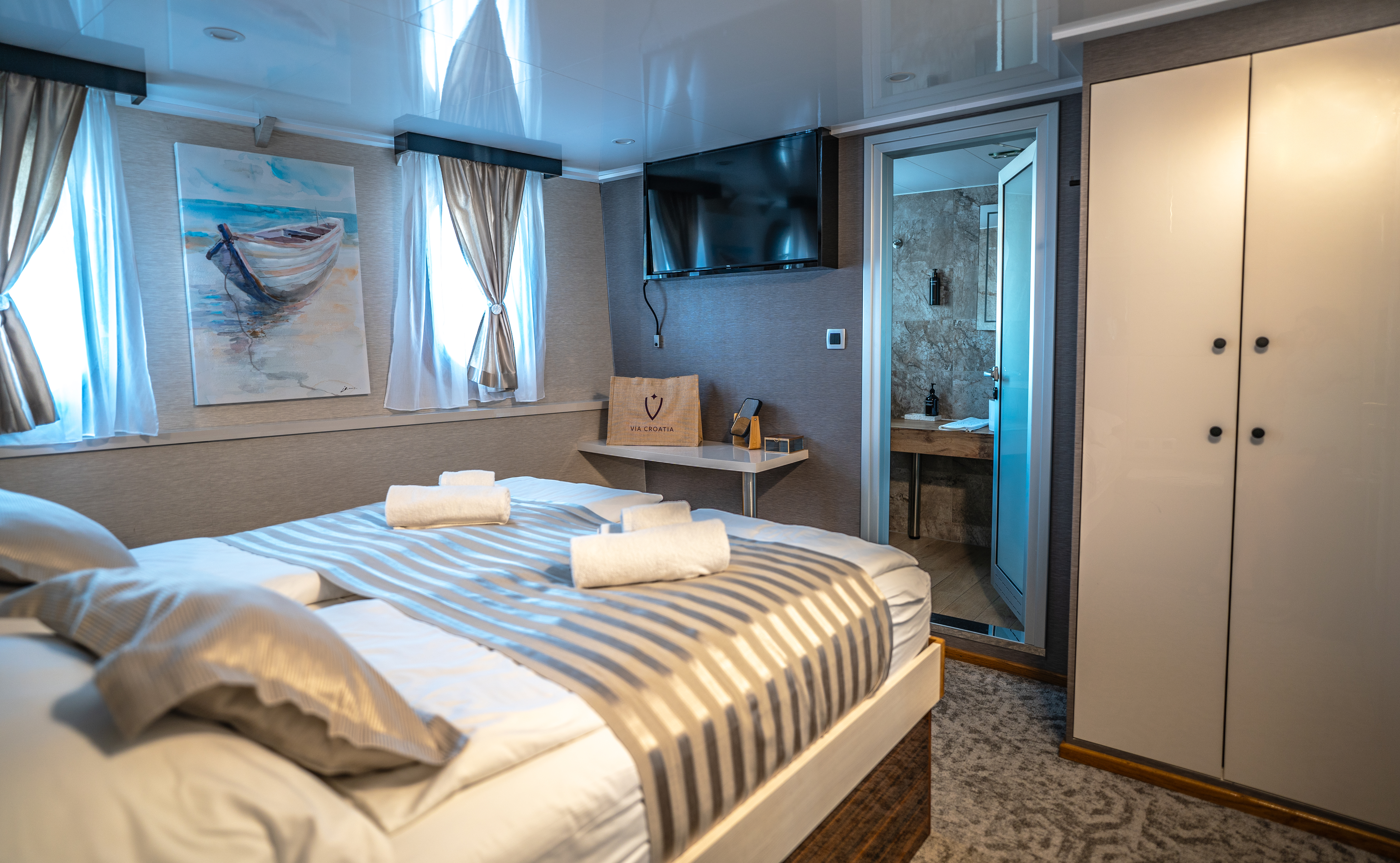 Cabin 11 bedroom.jpg