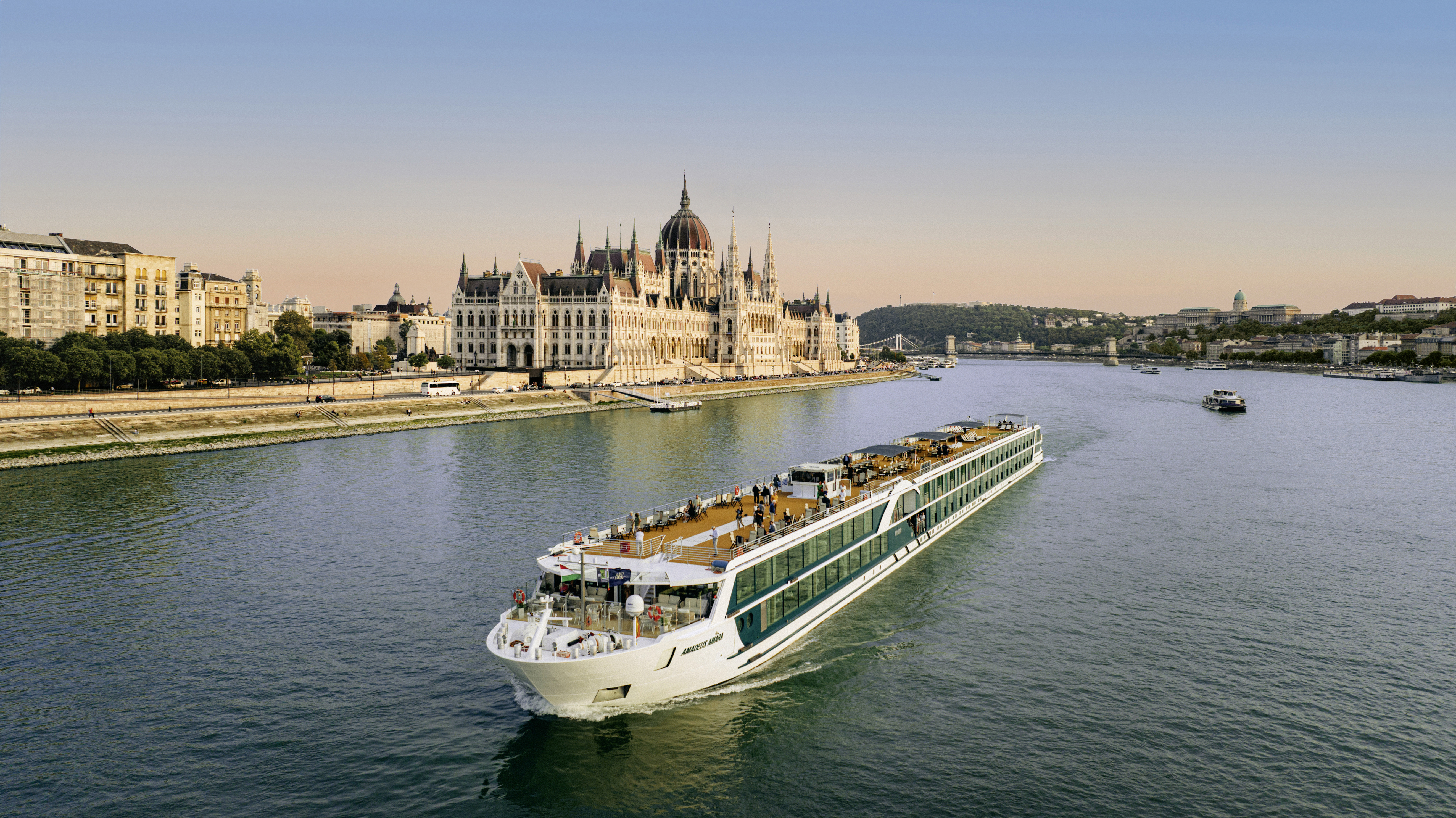 AMADEUS Amara_ Exterior View_Exterior View of the AMADEUS Amara in front of the Budapest Parliament_Lueftner Cruises_Amadeus_Blend41 (1).jpg
