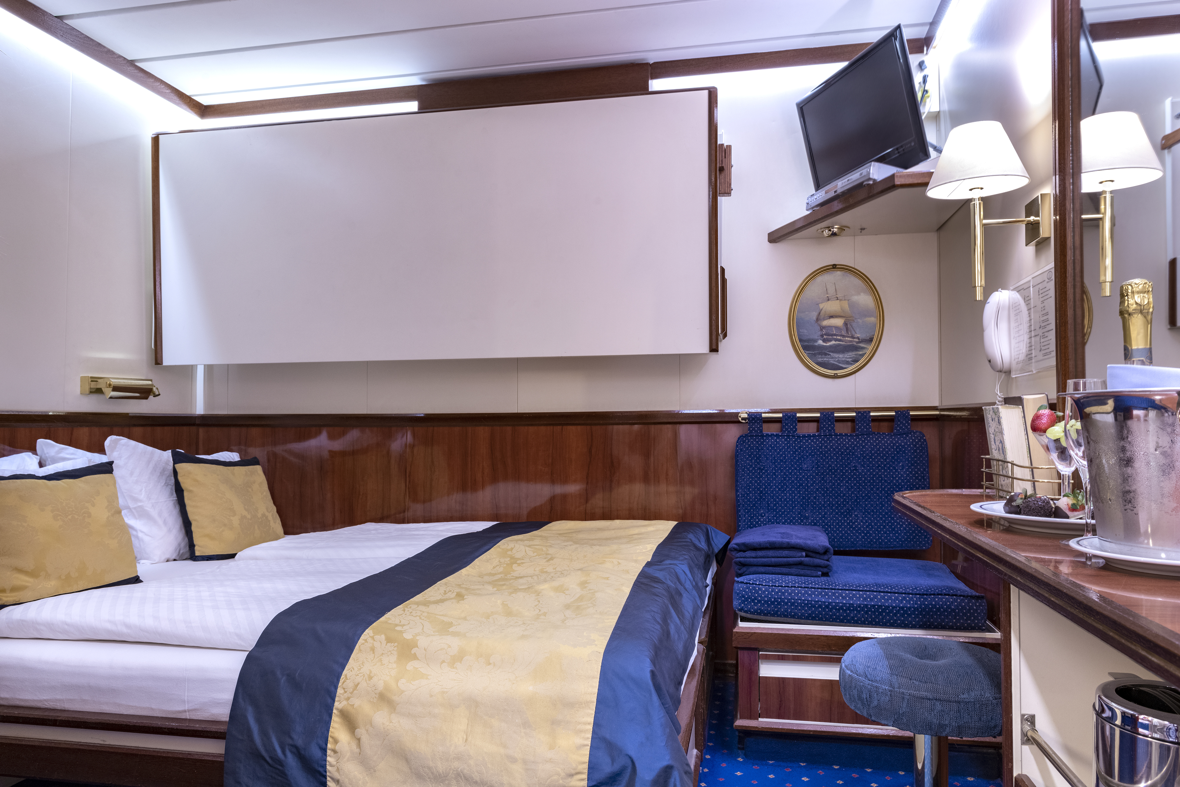 cabin-star-flyer-cat5-404-triple-inside-with-champagne.jpg