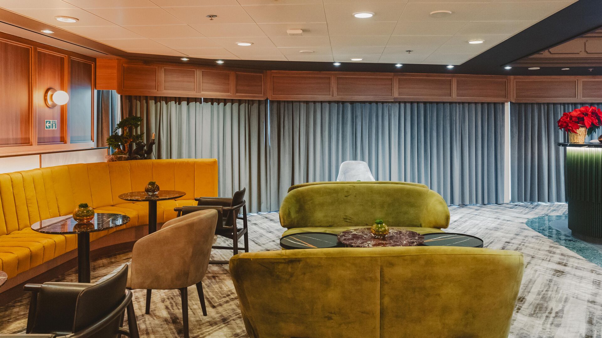 Azamara_Connect-Onboard_AtlasBar_0087.jpg