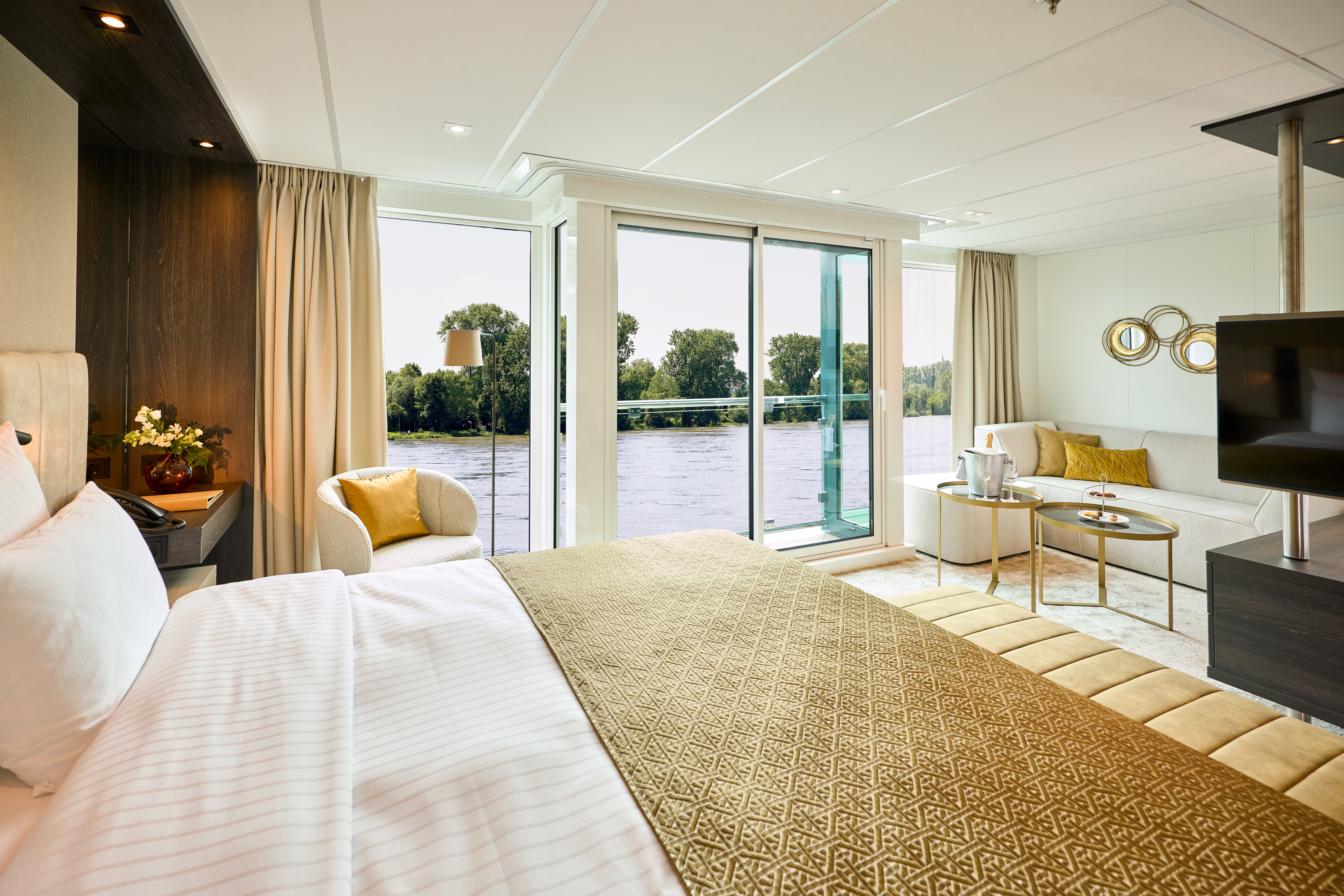 AMADEUS Nova_ Suite_Suite of the AMADEUS Nova_Lueftner Cruises_Amadeus_Tom Yasny .jpg