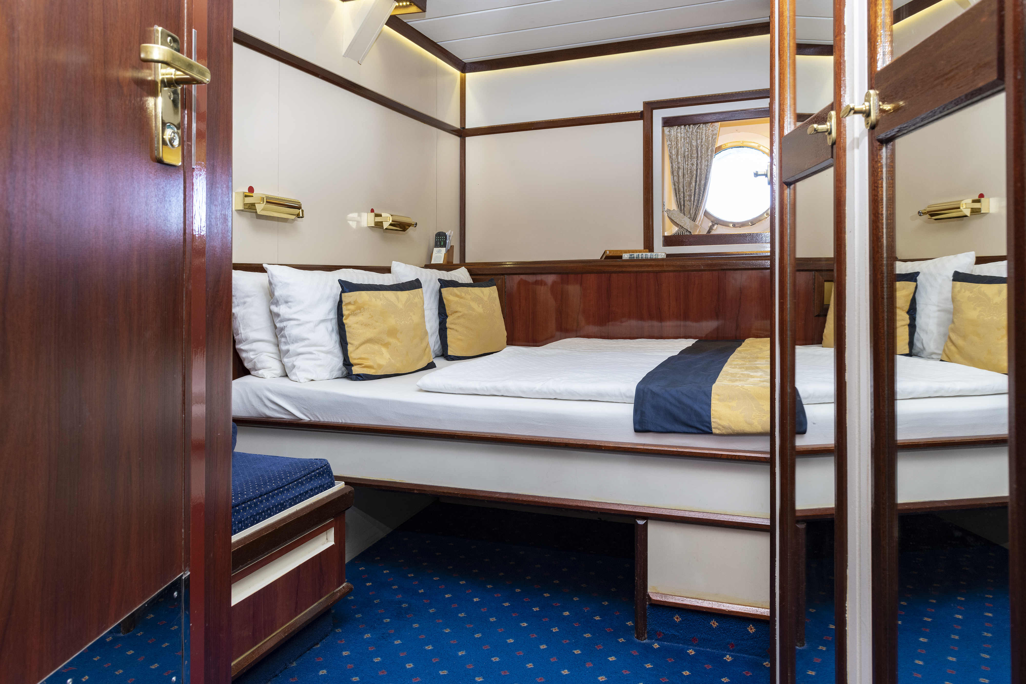 cabin-star-flyer-cat4-131-double-fixed-bed.jpg