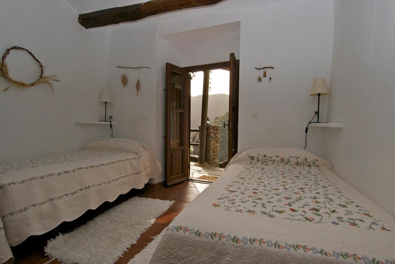 Macintosh HD:Users:anne:anne:Desktop:ANNE'S DOCS:CASA ANA:PHOTOS:STEPHEN WALBY:Bedroom 2.jpeg