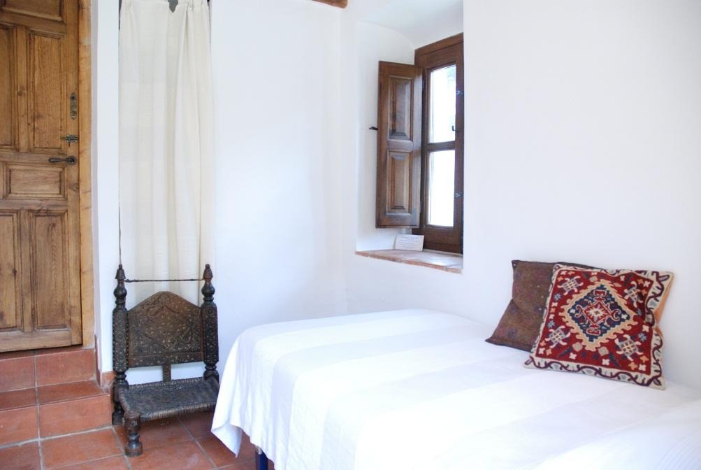 C:\Users\Joyce\Downloads\single bedroom (1).jpg